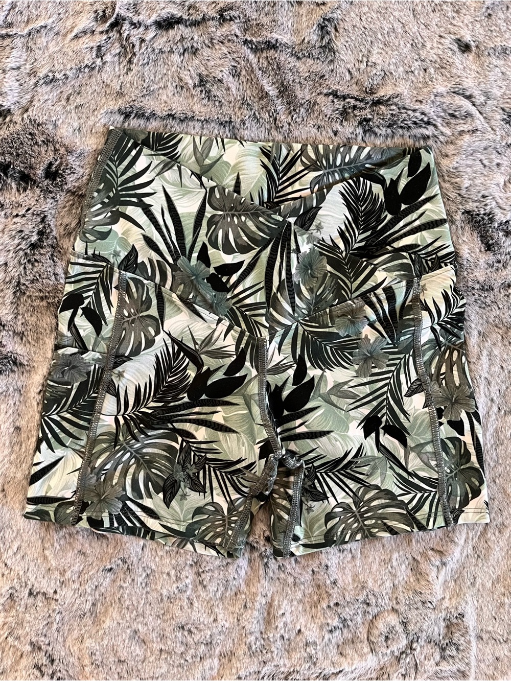 V-cut Tropical Leaf High-Waist Womenโs Athletic Shorts Green Print Pocket Medium